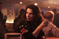 Paradise Highway - Straße der Angst – Mit Männern und Alkohol versucht Truckerin Sally (Juliette Binoche) ihre Sorgen zu vergessen.