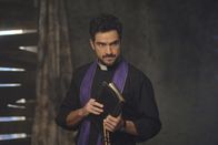 The Exorcist – Die Leiche von Harpers ermordeter Mutter scheint eine grausame Anziehung auf Pater Tomas (Alfonso Herrera) zu haben. Ist seine seltsame Verbindung zu der Dämonenwelt Schuld daran?
