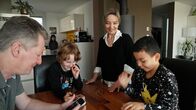 mitenand – mitenand Glückliche Momente im «zweiten Zuhause» Immer wieder stossen Eltern, wie jene von Tom und Anna, im Alltag an ihre Grenzen. Hier kommt eine Entlastungsfamilie des Schweizer Kinderhilfswerks Kovive zum Einsatz, um den Kindern einen Ort der Freude und des Auftankens zu bieten. Copyright: SRF