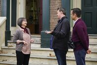 Männerwirtschaft – (v.l.n.r.) Vivian (Cindy Williams); Oscar Madison (Matthew Perry); Felix Unger (Thomas Lennon)