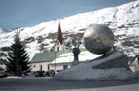 Stadt Land Kunst – In den Ötztaler Alpen bildet der Gurgl-Gletscher vor strahlend blauem Himmel eine atemberaubende Kulisse.