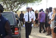 Death in Paradise – Dwayne (Danny John-Jules, M.) zweifelt daran, dass Cedrik eines natürlichen Todes gestorben ist.