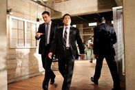 The Mentalist – Ein neuer Mordfall beschäftigt Wayne (Owain Yeoman, l.) und Kimball (Tim Kang, r.) ...