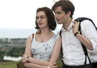 Zwei an einem Tag – Emma (Anne Hathaway) und Dexter (Jim Sturgess) sind zwei verwandte Seelen.