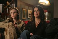 Gilmore Girls – Da Rory (Alexis Bledel, l.) und Lorelai (Lauren Graham, r.) möchten, dass sich ihre beiden Männer gut verstehen, arrangieren sie ein Doppeldate. Keine gute Idee ...
