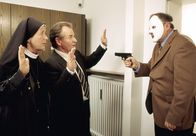 Um Himmels Willen – Schwester Lotte (Jutta Speidel, l.) und Bürgermeister Wöller (Fritz Wepper, M.) werden von einem Bankräuber (Gerhard Garbers, r.) mit der Waffe bedroht.
