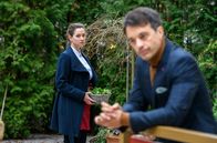 Sturm der Liebe – Tina (Christin Balogh, l.) ringt mit sich, ob sie Robert (Lorenzo Patané, r.) Trost spenden soll.