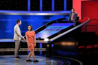 Gefragt - Gejagt – Moderator Alexander Bommes (l.) mit der Kandidatin Maria Braune (2.v.l.) und dem Jäger, Sebastian Jacoby (r.). SPERRVERMERK: Dieses Bild darf erst nach Ausstrahlung der Sendung veröffentlicht werden. Bitte eventuelle Programmänderungen beachten.