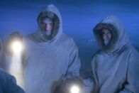 Stargate: Continuum – Carter (A. Tapping) und Mitchell (B. Browder) im Eis der Arktis.