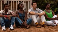 Death in Paradise – Officer Marlon Pryce (Tahj Miles, l.), Naomi Thomas (Shantol Jackson, 2. v. l.), und Darlene Curtis (Ginny Holder, r.) sind besorgt um Detective Neville Parker (Ralf Little, 2. v. r.) und zugleich entschlossen, ihm in dieser schwierigen Zeit beizustehen.