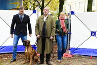 München Mord – Schaller (Alexander Held, m.) wartet auf Angelika (Bernadette Heerwagen, r.) und Harald (Marcus Mittermeier, l.).