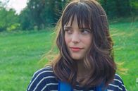 Mein Leben mit Amanda – Léna (Stacy Martin) wurde bei dem Anschlag angeschossen und kann ihre rechte Hand kaum noch bewegen. Ein schwerer Schlag für die professionelle Pianistin und Klavierlehrerin.