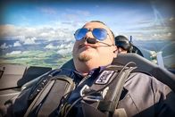 Mission: EAZ – Mission: EAZ Rapper EAZ hat Höhenangst – und muss trotzdem Manöver fliegen Staffel 1 Folge 5 Abgehoben: Rapper EAZ über den Wolken Copyright: SRF; Screenshot