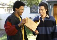 Scrubs - Die Anfänger – J.D. (Zach Braff, r.) und Turk (Donald Faison, l.) erinnern sich an ihren ersten gemeinsamen Streiche ...