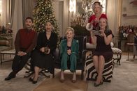 Hacks – Trotz aller familiärer und beruflicher Zwistigkeiten. Bei Deborahs (Jean Smart, M.) glamouröser Weihnachts-Dinnerparty haben sie sowie ihr Assistent Damien (Mark Indelicato, l.), Haushälterin Josefina (Rose Abdoo, 2.v.l.), Bürgermeisterin Mayor Jo (Lauren Weedman, 2.v.r) und Avas Mutter Nina (Jane Adams, r.) viel Spaß.