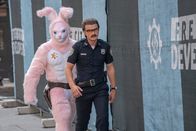 Free Guy – Keys (Joe Keery, r.) und sein Kollege Mouser (Utkarsh Ambudkar, l.) machen in "Free City" in Gestalt ihrer Avatare Jagd auf Guy, hinter dem sie einen Hacker vermuten.