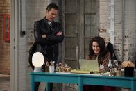 Will & Grace – Ständig streiten sich Will (Eric McCormack, l.) und Karen (Megan Mullally, r.), bis sie erkennen, dass es ihnen beiden gefällt, Karens Angestellten über Kameras nachzuspionieren ...