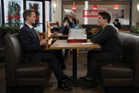 How I Met Your Mother – Um herauszufinden, wen Robin gestalkt hat, reist Barney (Neil Patrick Harris, l.) nach Kanada und befragt Gordie (Corey Krueger, r.). Doch kann er ihm wirklich weiterhelfen?; Um herauszufinden, wen Robin gestalkt hat, reist Barney (Neil Patrick Harris, l.) nach Kanada und befragt Gordie (Corey Krueger, r.). Doch kann er ihm wirklich weiterhelfen?