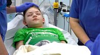 Die Unfallklinik – Die Ärzte behandeln Julian im Schockraum. Johannes Horter streichelt seinen Kopf.