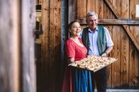 Mei liabste Weis – Die Mohnwirtsleute Rosemarie und Johann Neuwiesinger mit den berühmten Mohnzelten.
