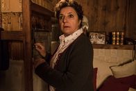 Der Bergdoktor – Lisbeth (Monika Baumgartner) kann nicht glauben, wie hartnäckig ihre Enkelin Lilli auf der Suche nach der Wahrheit ist.