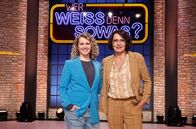 Wer weiß denn sowas? – Moderator Kai Pflaume und seine Rateteam-Kapitäne Bernhard Hoëcker und Elton begrüßen in dieser Sendung die Schauspielerin Cornelia Gröschel (l.) und die Schauspielerin Ulrike Folkerts (r.).
