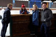 Die Rosenheim-Cops – Pathologin Mai (Sina Wilke, 2.v.l.) erläutert Polizeihauptmeister Mohr (Max Müller, l.) und den Kommissaren Winter (Vanessa Eckart, 2.v.r.) und Aubinger (Thomas Birnstiel, r.) den möglichen Tathergang.
