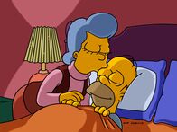 Die Simpsons – Mona Simpson (l.); Homer Simpson (r.)