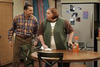 Two and a Half Men – Voller Freude berichtet Alan (Jon Cryer, l.) Berta (Conchata Ferrell, r.) von seinem neuen Sportwagen ...