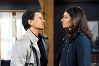 Rote Rosen – ARD ROTE ROSEN FOLGE 1524 Uhr im ERSTEN. Als Lorenzo (Cuco Wallraff, l.) Benita (Barbara Ricci, r.) auflauert, wird ihr klar, dass er verschwinden muss.