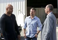 Navy CIS: L.A. – Callen (Chris O'Donnell, M.) und Sam (LL Cool J, l.) müssen das Leben von Grangers (Miguel Ferrer, r.) Tochter schützen.