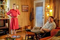 Young Sheldon – Mary (Zoe Perry, l.); George Sr. (Lance Barber, r.)
