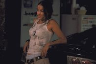 The Fast and the Furious – Letty (Michelle Rodriguez) ist die Freundin des Straßengang-Anführers Dominic. Bei jedem illegalen Rennen ist auch sie mit dabei, und feuert die Jungs an, die Tag und Nacht an ihren Autos basteln ...