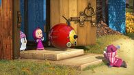 Mascha und der Bär – Mascha, der Panda und der Pinguin schauen auf den mit Bienen gefüllten Staubsauger.