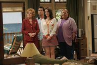 Two and a Half Men – Stellen Alan zur Rede: Charlie (Charlie Sheen, 2.v.l.), Evelyn (Holland Taylor, l.), Rose (Melanie Lynskey, 2.v.r.) und Berta (Conchata Ferrell, r.) ...