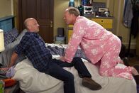 How I Met Your Mother – Marshall und Lily stellen fest, dass sie sich gegenseitig an einen Elternteil erinnern: Mickey Aldrin (Chris Elliott, l.) und Marvin Sr. (Bill Fagerbakke, r.) ...