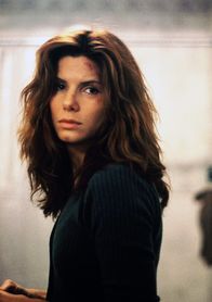 Das Netz – Angela (Sandra Bullock) wurde nicht nur die elektronische Identität gestohlen, auch ihr Strafregister wurde manipuliert. So ist ihr nicht nur der Profikiller Jack Devlin, sondern auch die Polizei auf den Fersen.