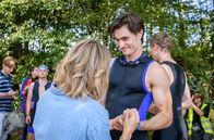 Sturm der Liebe – Josie (Lena Conzendorf, l.) wünscht Leon (Carl Bruchhäsuer, r.) im Beisein von Max (Stefan Hartmann, h.2.v.l.) und Gerry (Johannes Huth, h. l.) viel Glück für den Triathlon.