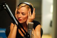 Zufällig verheiratet – moderatorin Emma (Uma Thurman) ist eine erfolgreiche, jedoch eigentlich ziemlich verklemmte Beziehungsexpertin, die in ihrer Show den Hörern Ratschläge fürs Liebesleben erteilt ...