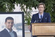 Detective Laura Diamond – Shane (Gabriel Mann), der Businesspartner des Mordopfers, hält eine Rede auf der Beerdigung. Doch hat er etwas zu verbergen?
