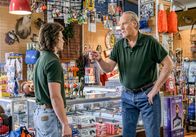 Young Sheldon – (v.li.) Montana Jordan (George Cooper Jr.), Craig T. Nelson (Coach Dale).
