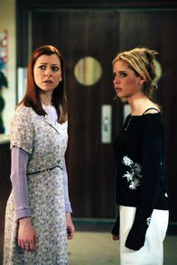 Buffy - Im Bann der Dämonen – Willow Rosenberg (Alyson Hannigan, l.); Buffy (Sarah Michelle Gellar, r.)