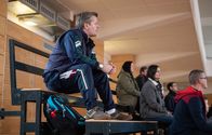 In aller Freundschaft – Hannes Seela (André Dietz, li.) schaut bei einem Fußball-Trainingsspiel seines Sohnes zu. Das, was der Trainer da macht, regt ihn ziemlich auf.