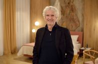 Rote Rosen – Mathieu CarriÃ¨re Ã¼bernimmt Gastrolle in der ARD-Daily Novela â€žRote Rosenâ€œ Der lÃ¤ssig-elegante Antonio Rossi (Mathieu CarriÃ¨re) taucht in LÃ¼neburg auf und interessiert sich im Krankenhaus auffallend fÃ¼r die Lebensgeschichte von Britta. Hat er etwas mit dem aufgetauchten Bild von Jakob FÃ¤hrmann zu tun? Dazu hat der selbstverliebte, mit seinem Charme einnehmende Antonio Rossi, der sich mit kÃ¼nstlerischen Gelegenheitsarbeiten Ã¼ber Wasser hÃ¤lt, Ã„hnlichkeiten mit Jakob. Lebt der Vater der Geschwister etwa noch? Britta, Amelie und Philip wissen nicht, wie sie mit der Situation umgehen sollen und Antonio Rossi spielt sein eigenes Spiel.