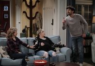 Last Man Standing – v.l.n.r.) Vanessa Baxter (Nancy Travis); Kristin Baxter (Amanda Fuller); Ryan Vogelson (Jordan Masterson)