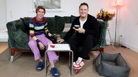 Böttinger. Wohnung 17 – Moderatorin Bettina Böttinger (l) prominente Gäste mit queeren Lebensentwürfen in ihrer Kölner Wohnung, um sich über Erfahrungen, Träume und Ideen auszutauschen. In der ersten Folge von „Böttinger. Wohnung 17“ empfängt Bettina Böttinger ganz besonderen, prominenten Besuch: Stardesigner Guido Maria Kretschmer!