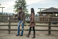 Yellowstone – John Dutton (Kevin Costner) und Monica Dutton (Kelsey Asbille)