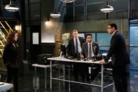 The Blacklist – V.l.: Liz (Megan Boone), Donald Ressler (Diego Klattenhoff), Aram Mojtabai (Amir Arison), Harold Cooper (Harry Lennix)