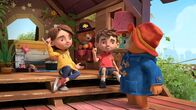 Paddingtons Abenteuer – Vorne, v.li.: Judy Brown, Jonathan Brown, Paddington