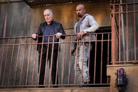 S.W.A.T. – Shemar Moore als Sergeant Daniel 'Hondo' Harrelson (r.), Patrick St. Esprit als Commander Robert 'Bob' Hicks (l.)